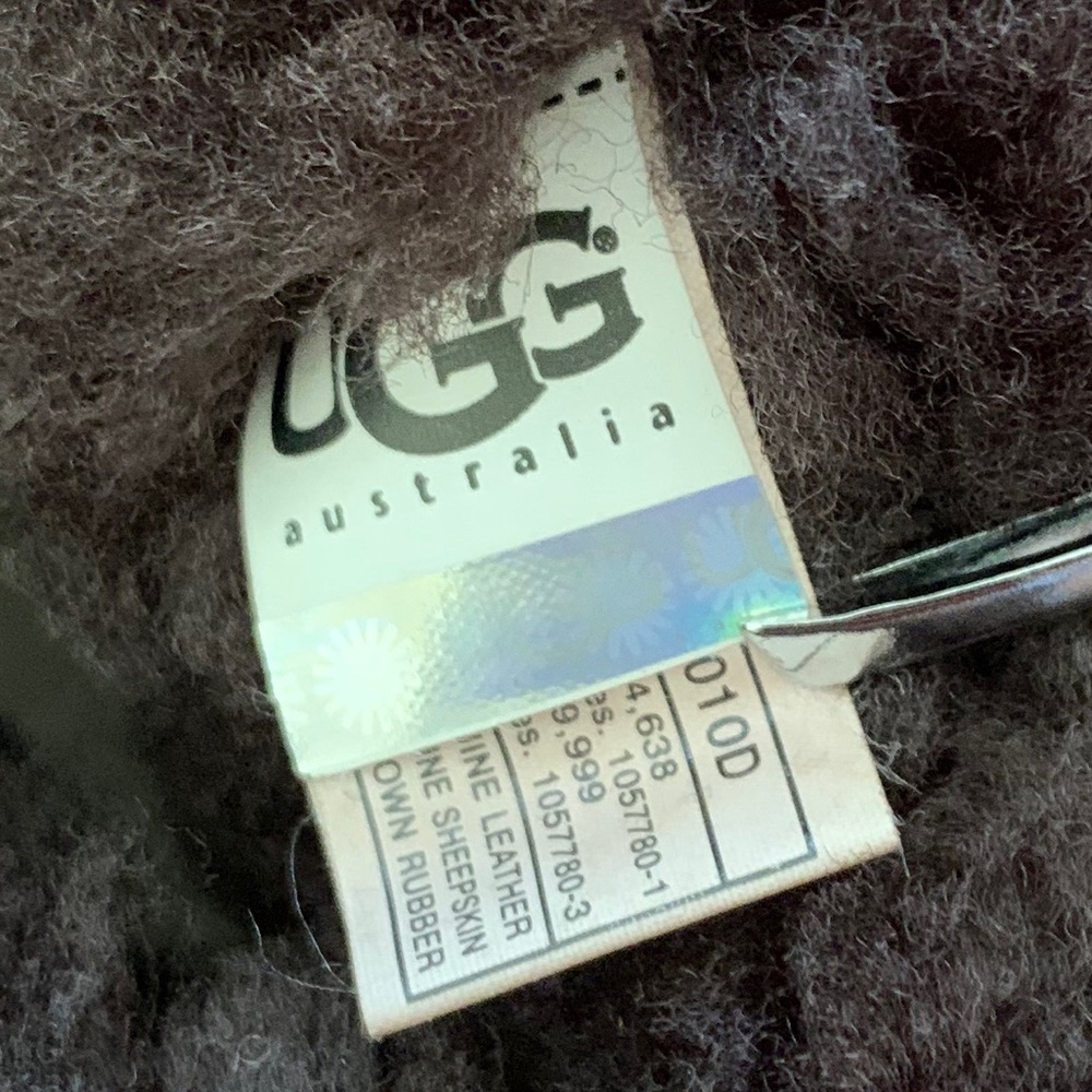 *SOLD* UGG Bailey button short - Picture 7 of 12